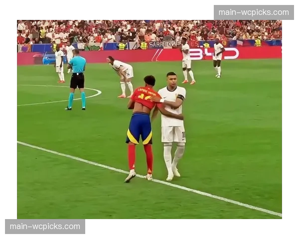 超过十万名球迷在马德里市中心广场观看国家德比户外直播。