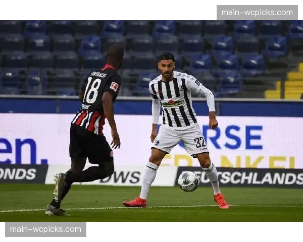 雷恩快速反击得手，源于后腰在本方禁区前沿的关键断球